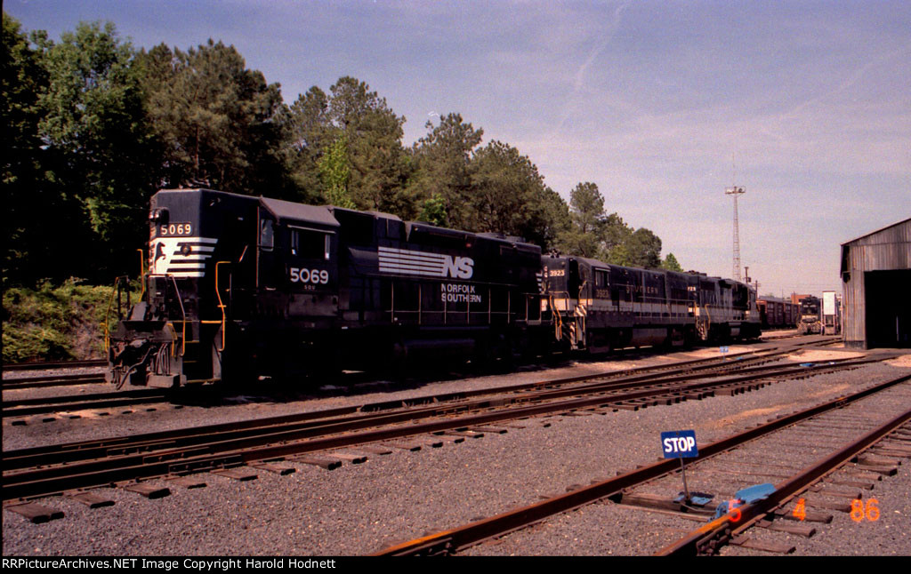 NS 5069 sits with two Southern units outside the engine house at Glenwood yard